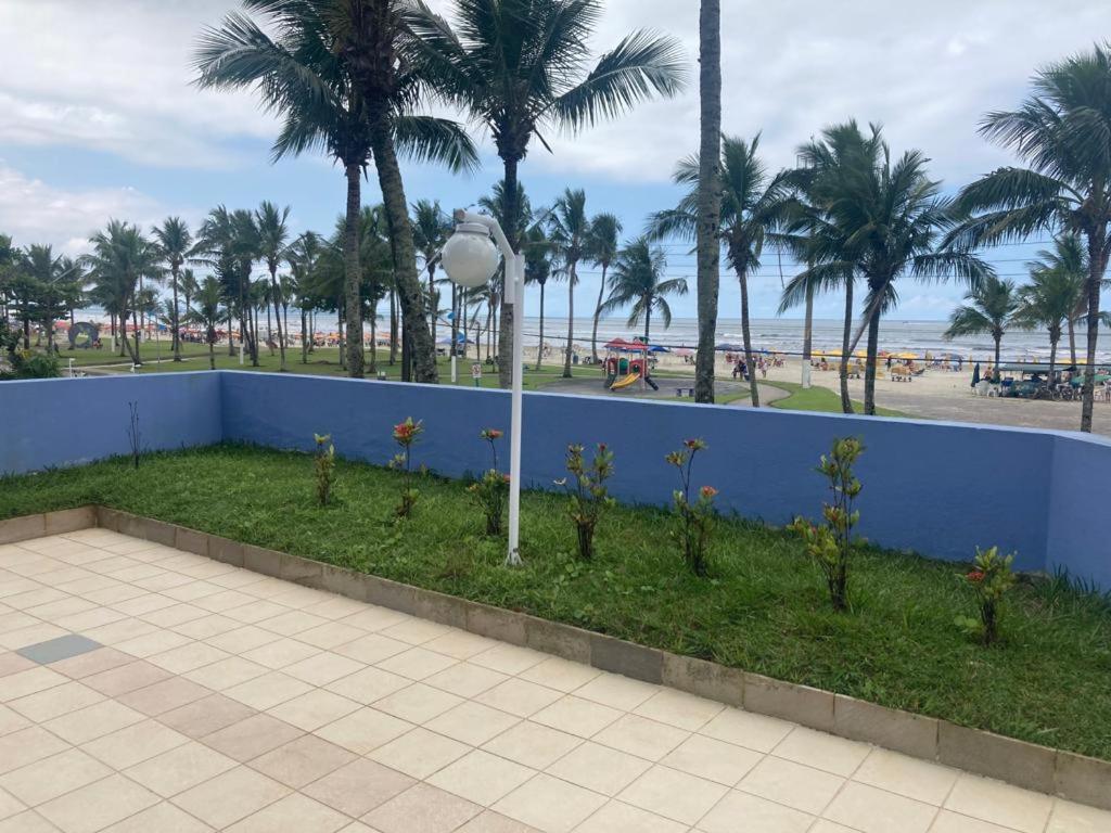 Apto em Bertioga , pé na areia