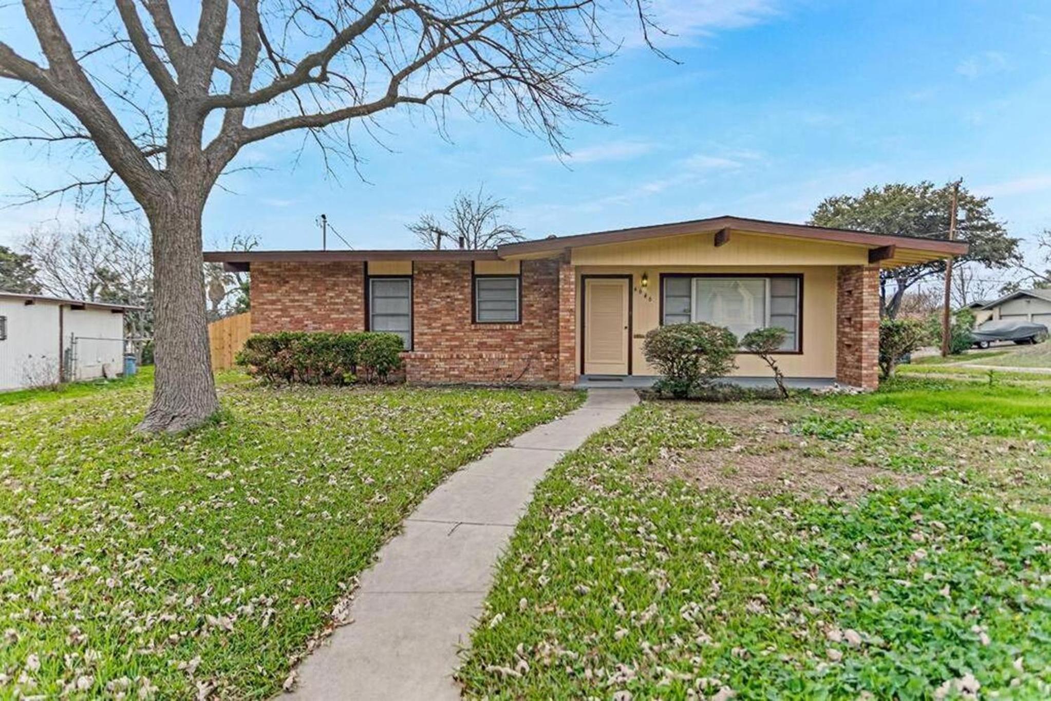 Fenced backyard, king bed, near medical center, Aquarium, and SeaWorld view 2
