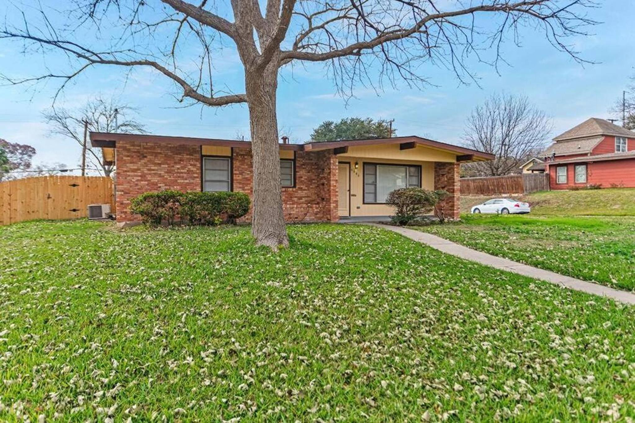 Fenced backyard, king bed, near medical center, Aquarium, and SeaWorld view 3