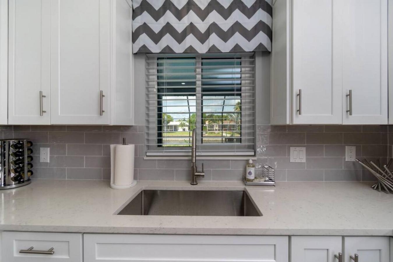 Villa Capri-Waterfront- Free Amenities-Heated Pool-Beach and Fishing Gear