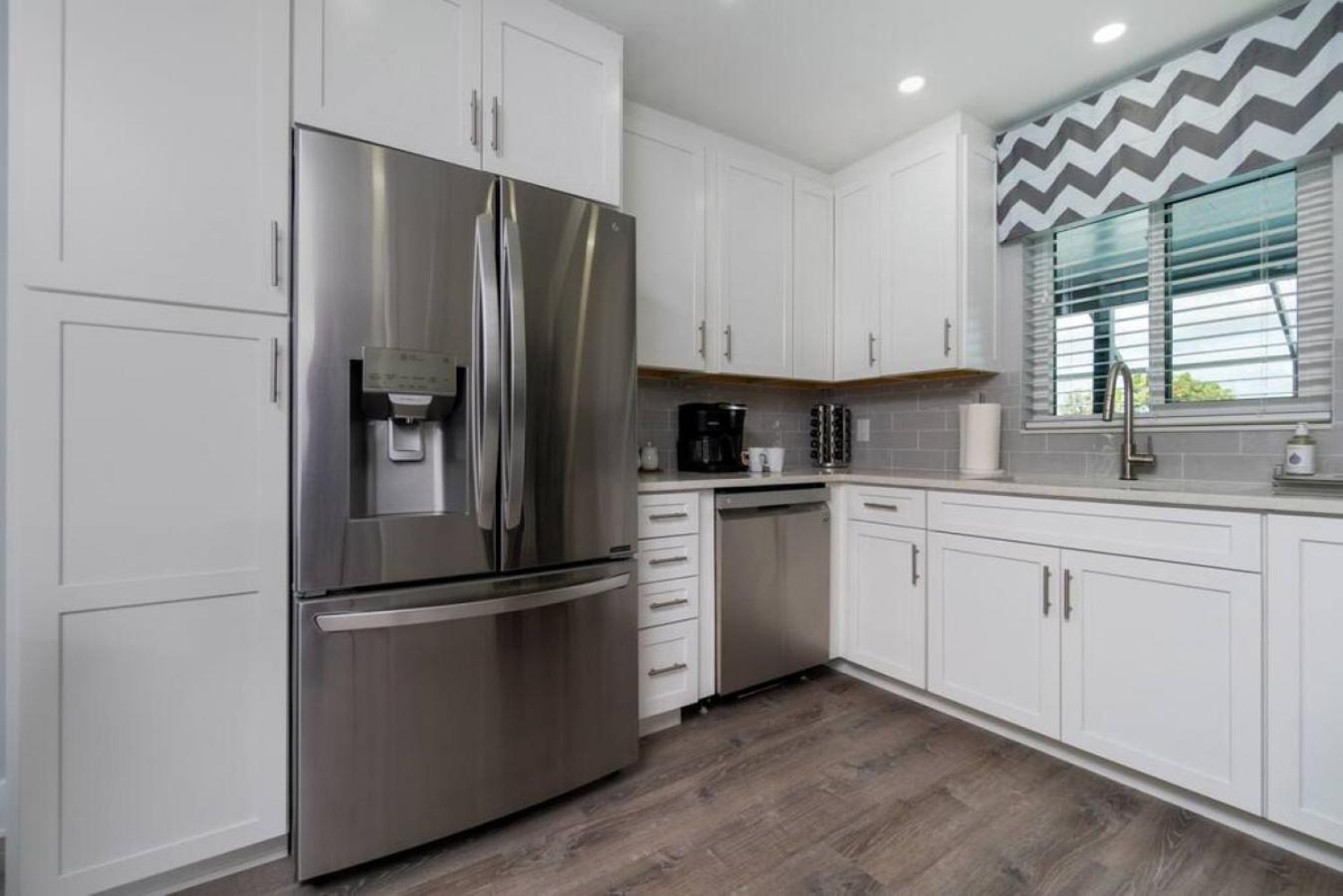 Villa Capri-Waterfront- Free Amenities-Heated Pool-Beach and Fishing Gear