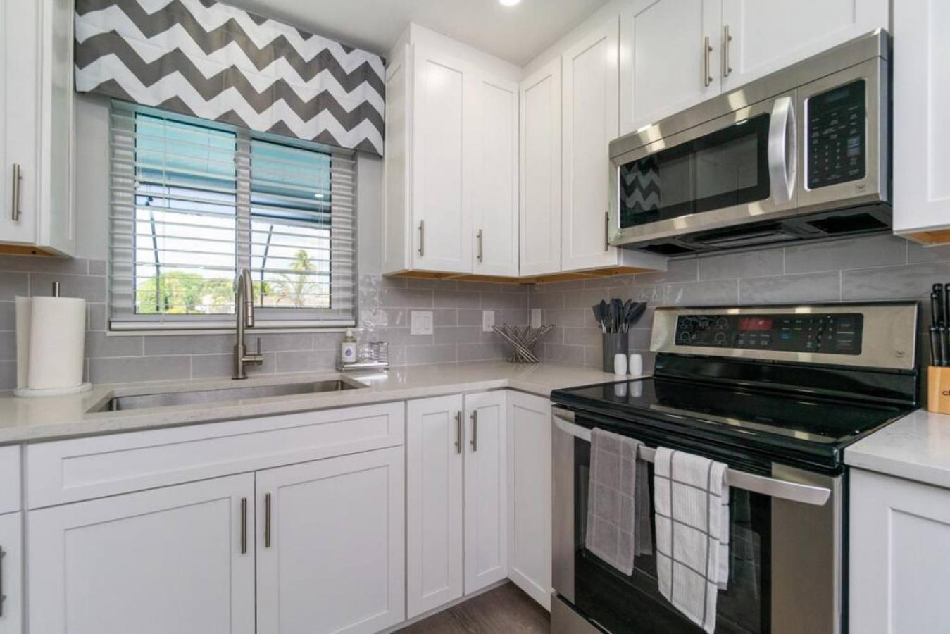 Villa Capri-Waterfront- Free Amenities-Heated Pool-Beach and Fishing Gear