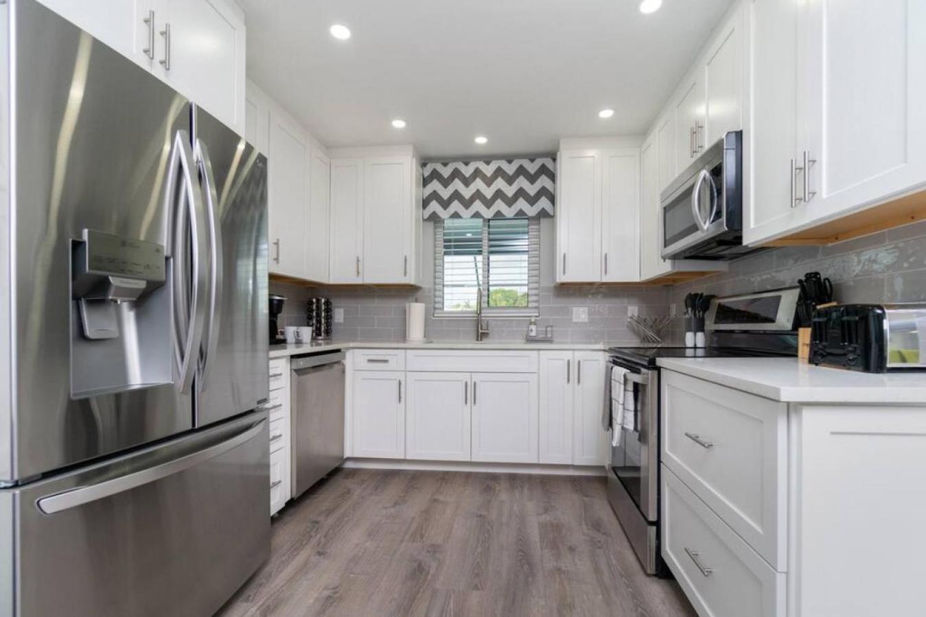 Villa Capri-Waterfront- Free Amenities-Heated Pool-Beach and Fishing Gear