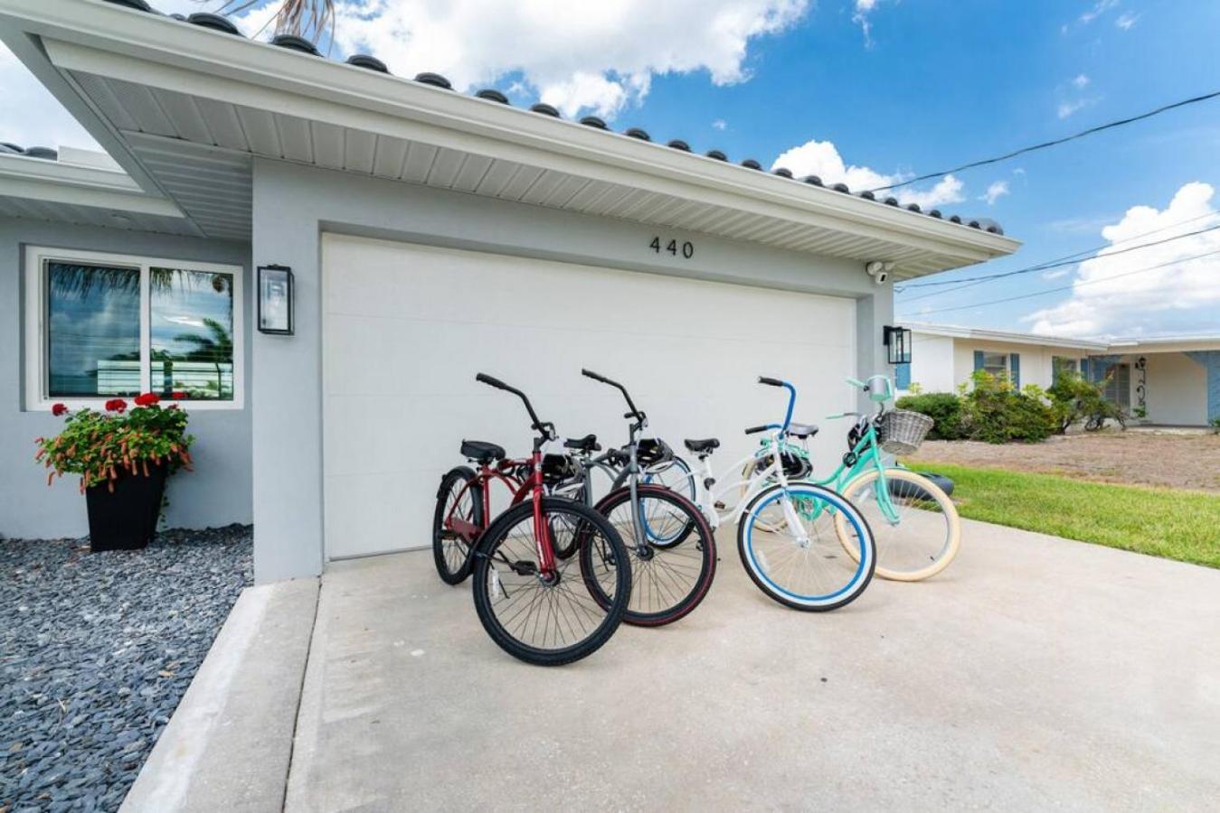 Villa Capri-Waterfront- Free Amenities-Heated Pool-Beach and Fishing Gear