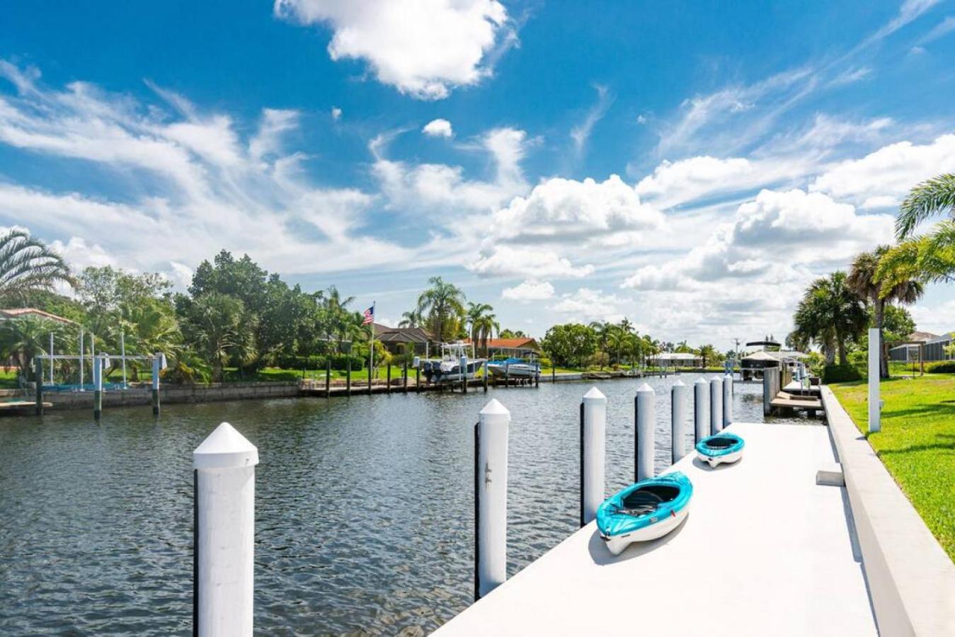 Villa Capri-Waterfront- Free Amenities-Heated Pool-Beach and Fishing Gear