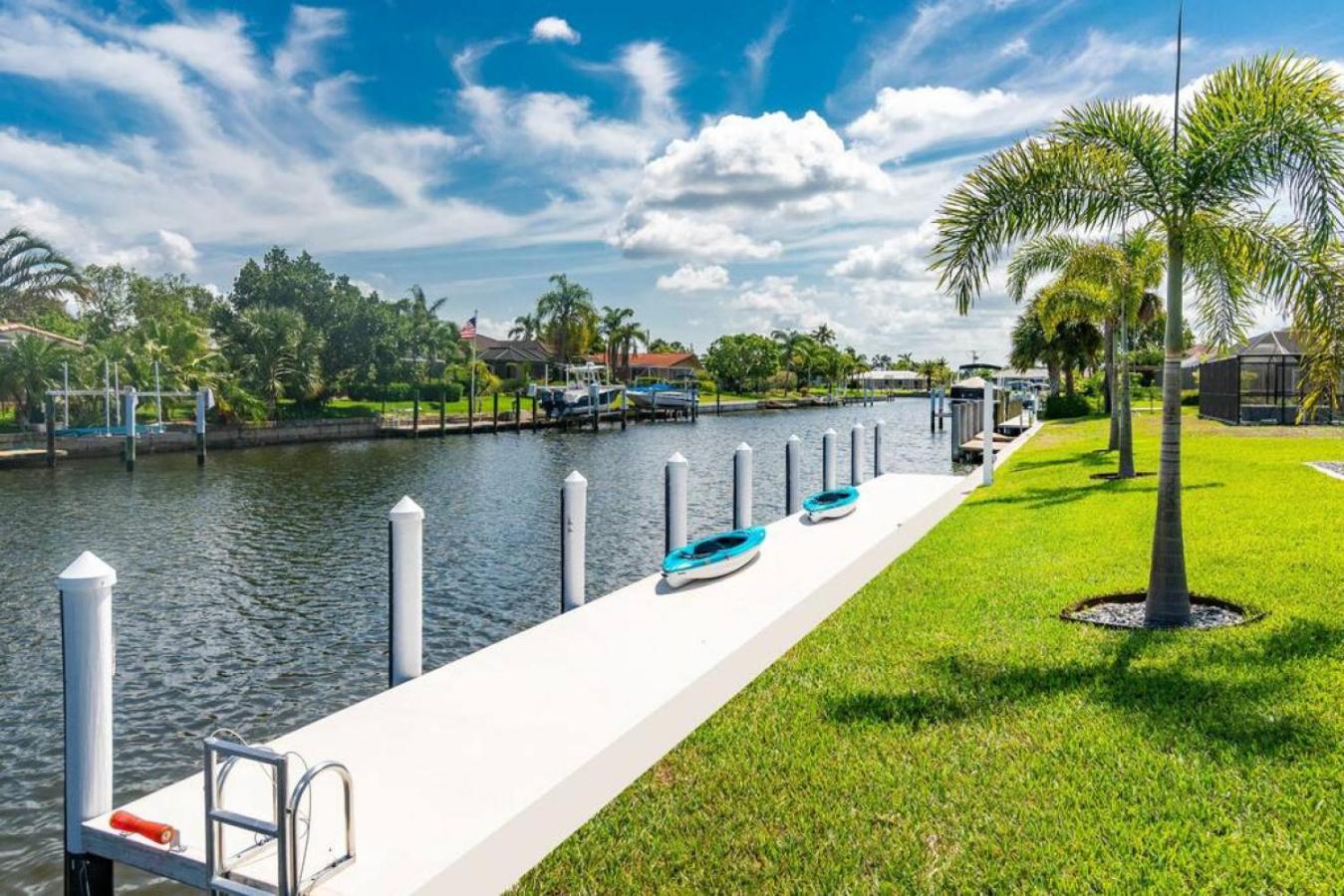 Villa Capri-Waterfront- Free Amenities-Heated Pool-Beach and Fishing Gear