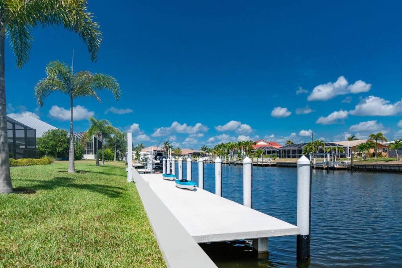 Villa Capri-Waterfront- Free Amenities-Heated Pool-Beach and Fishing Gear