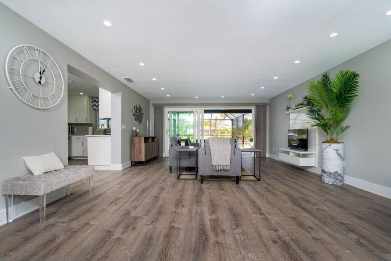Villa Capri-Waterfront- Free Amenities-Heated Pool-Beach and Fishing Gear