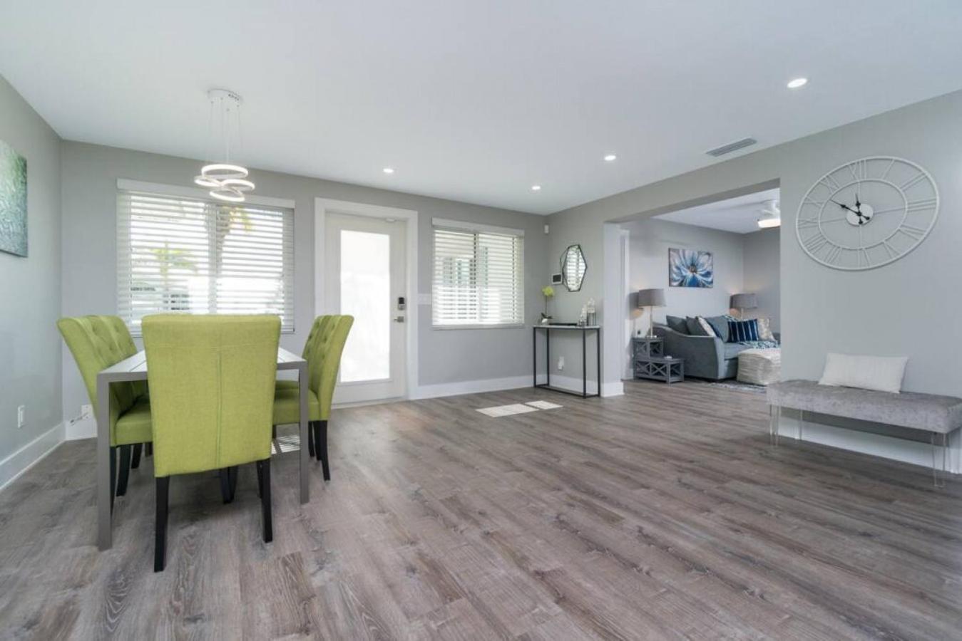 Villa Capri-Waterfront- Free Amenities-Heated Pool-Beach and Fishing Gear