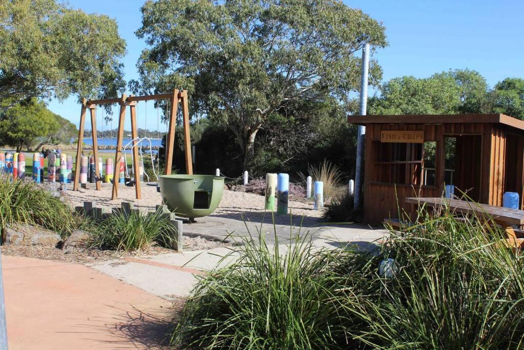 3BR Modern Lakeside Escape, Beach & Park Views
