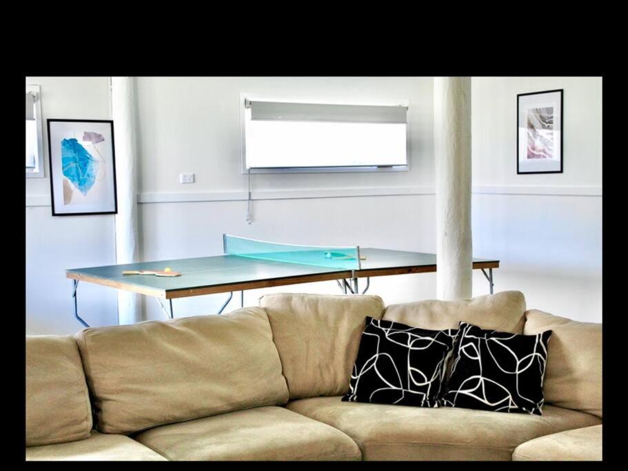 3BR Modern Lakeside Escape, Beach & Park Views