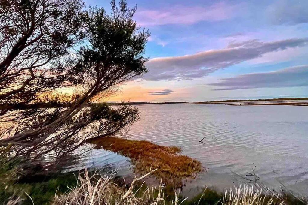 3BR Modern Lakeside Escape, Beach & Park Views