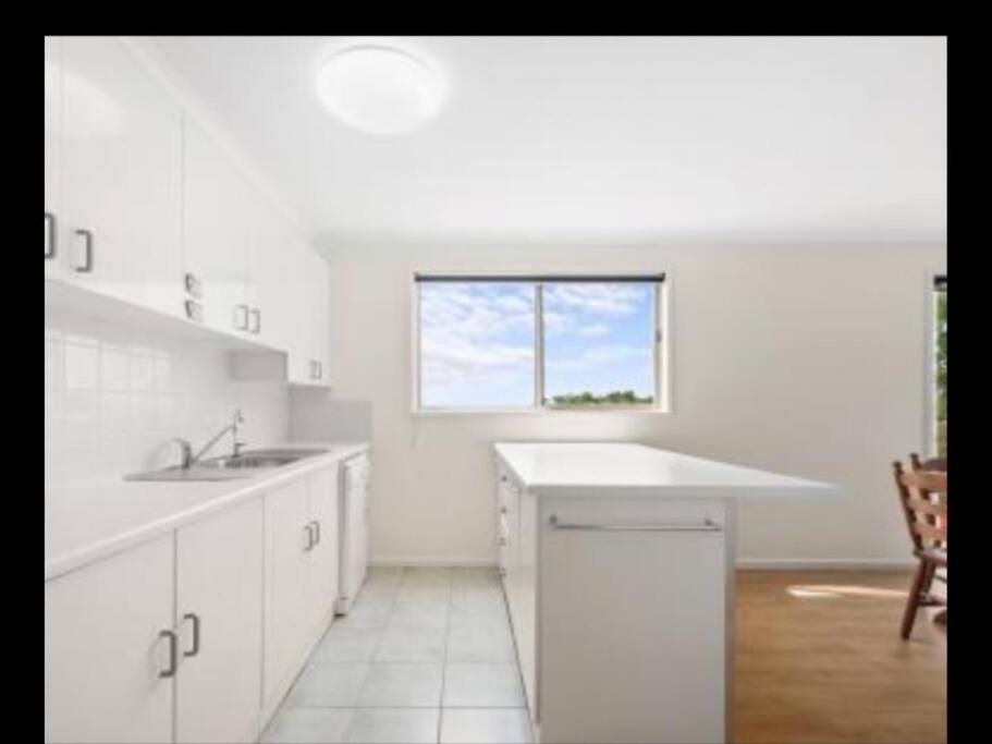 3BR Modern Lakeside Escape, Beach & Park Views