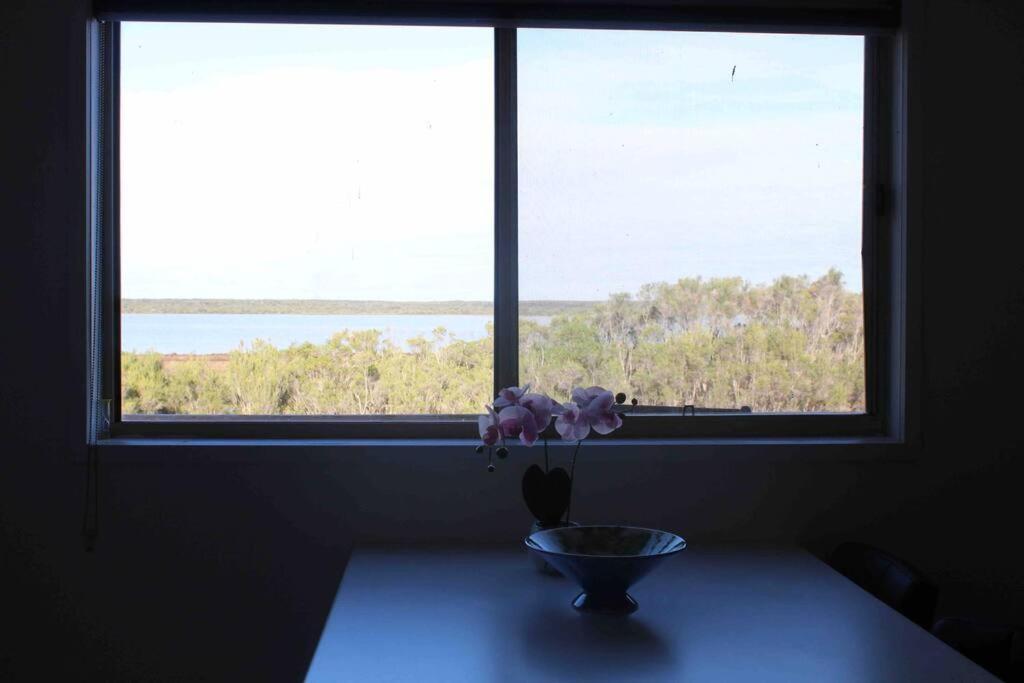 3BR Modern Lakeside Escape, Beach & Park Views