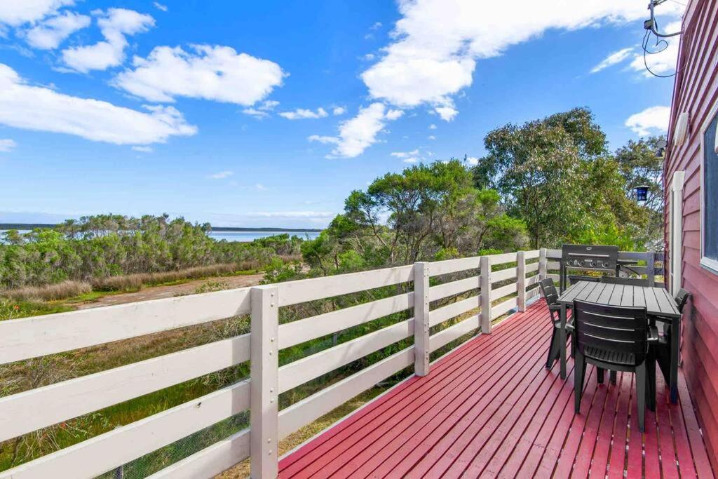 3BR Modern Lakeside Escape, Beach & Park Views