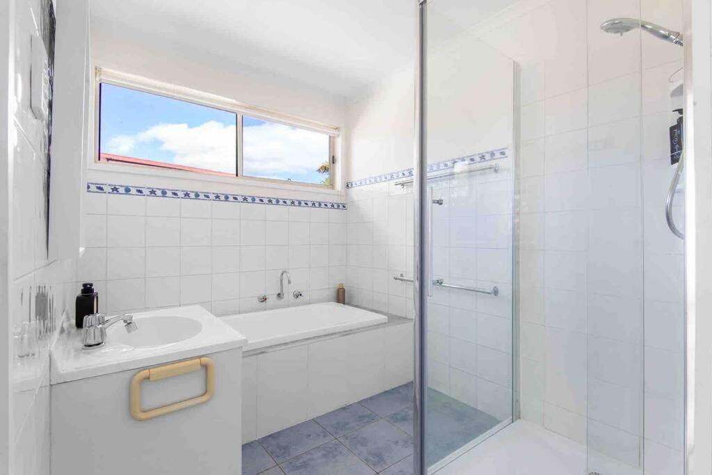 3BR Modern Lakeside Escape, Beach & Park Views