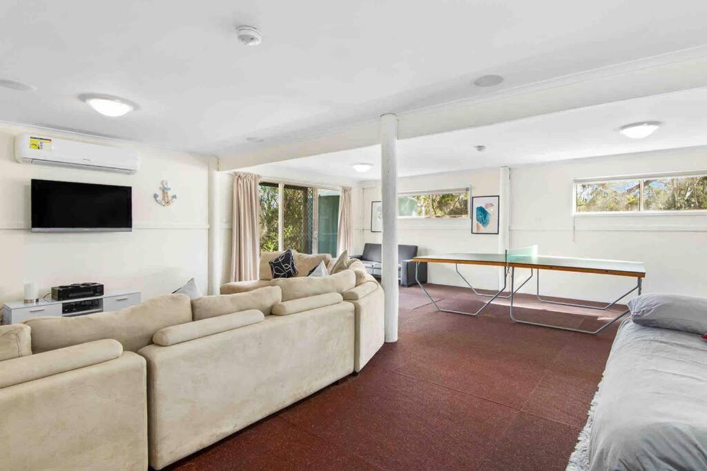 3BR Modern Lakeside Escape, Beach & Park Views
