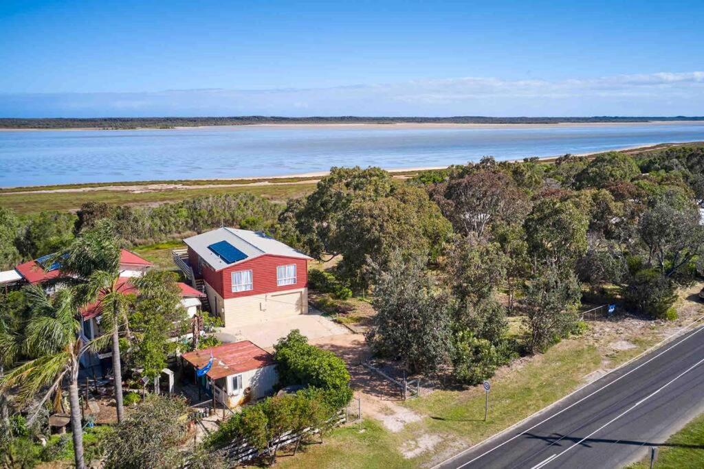 3BR Modern Lakeside Escape, Beach & Park Views