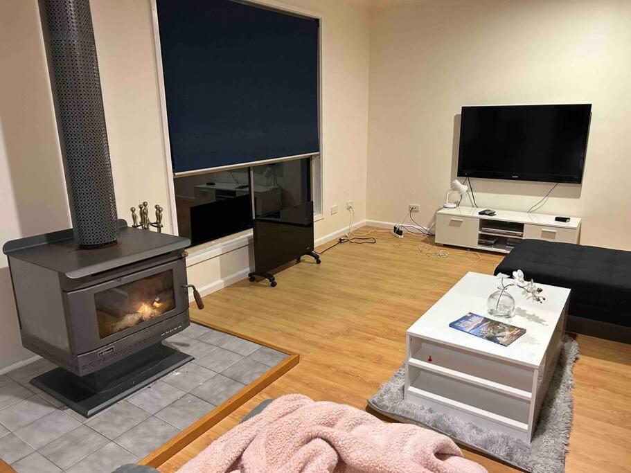3BR Modern Lakeside Escape, Beach & Park Views