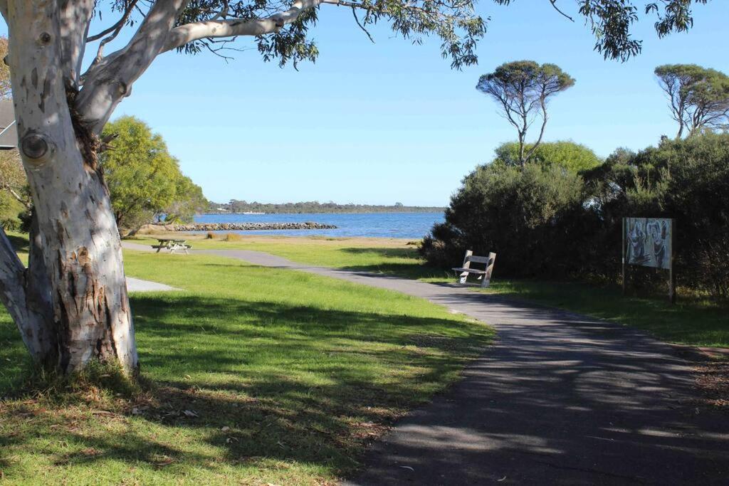 3BR Modern Lakeside Escape, Beach & Park Views