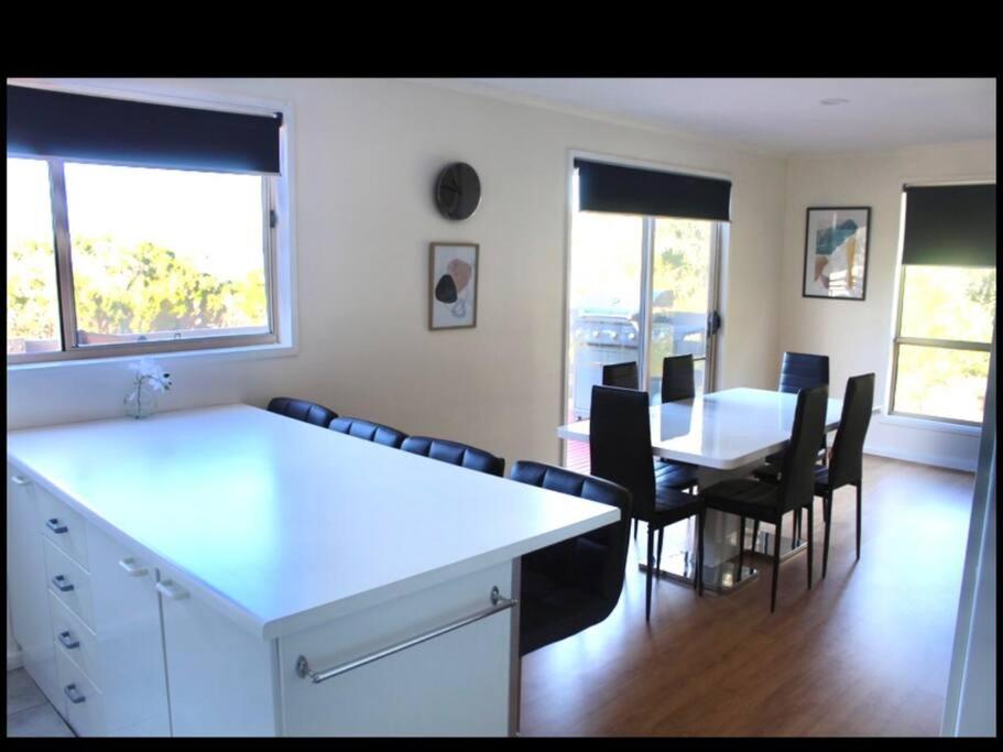 3BR Modern Lakeside Escape, Beach & Park Views