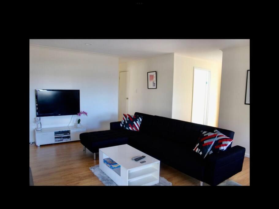 3BR Modern Lakeside Escape, Beach & Park Views