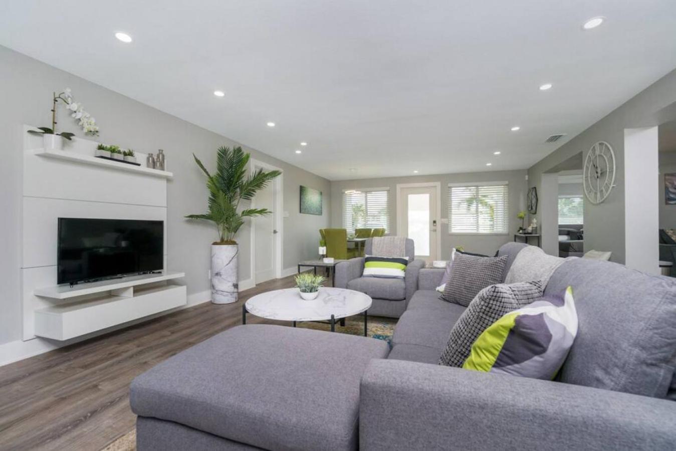 Villa Capri-Waterfront- Free Amenities-Heated Pool-Beach and Fishing Gear
