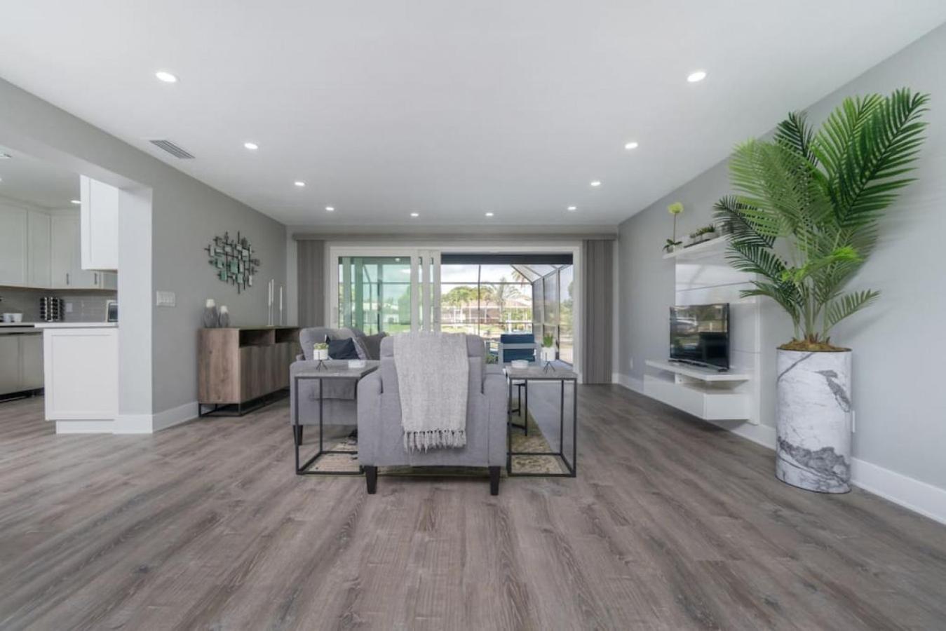 Villa Capri-Waterfront- Free Amenities-Heated Pool-Beach and Fishing Gear