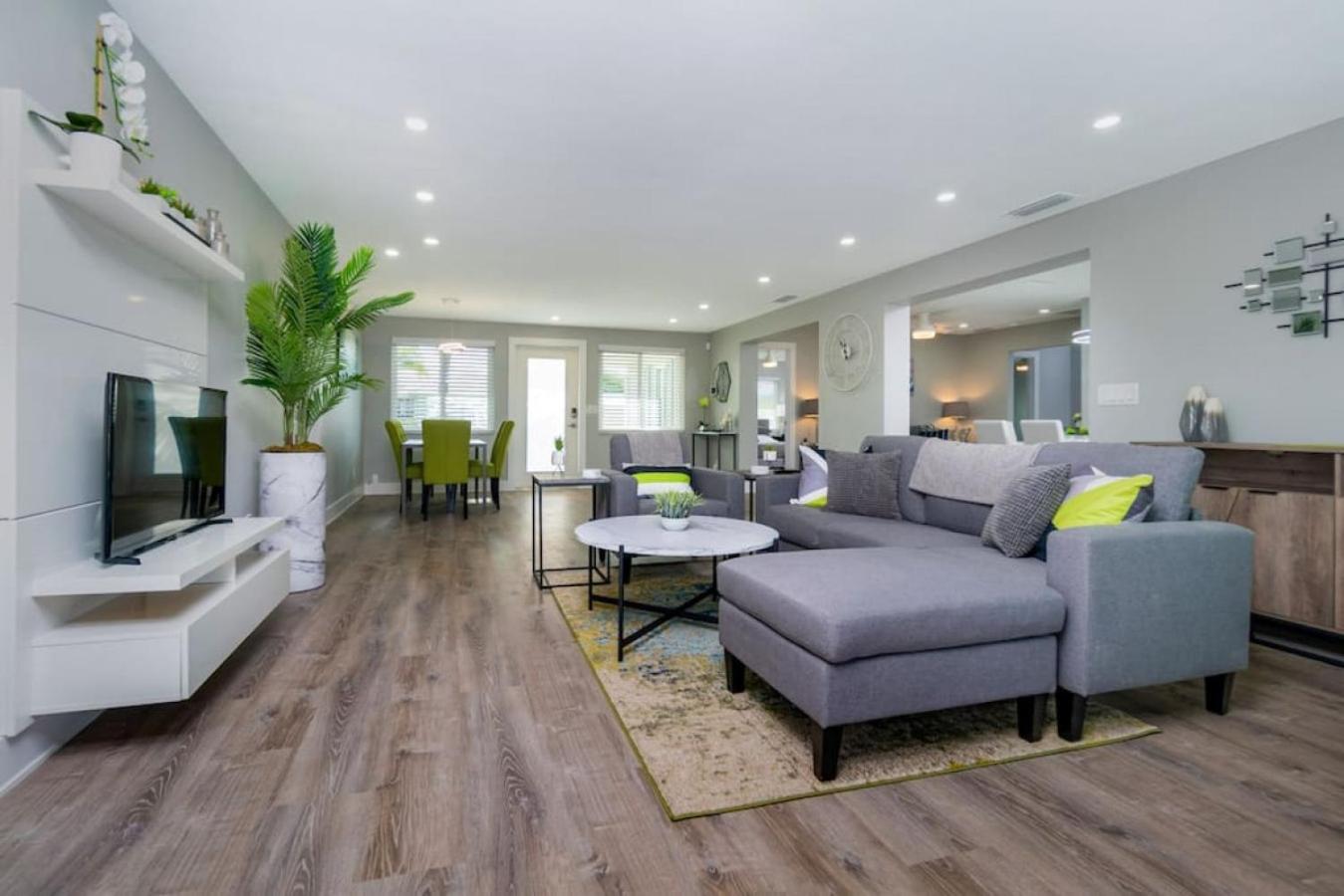 Villa Capri-Waterfront- Free Amenities-Heated Pool-Beach and Fishing Gear