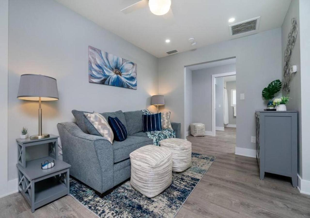 Villa Capri-Waterfront- Free Amenities-Heated Pool-Beach and Fishing Gear