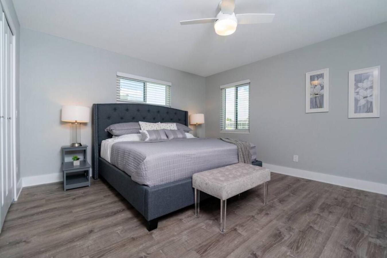 Villa Capri-Waterfront- Free Amenities-Heated Pool-Beach and Fishing Gear