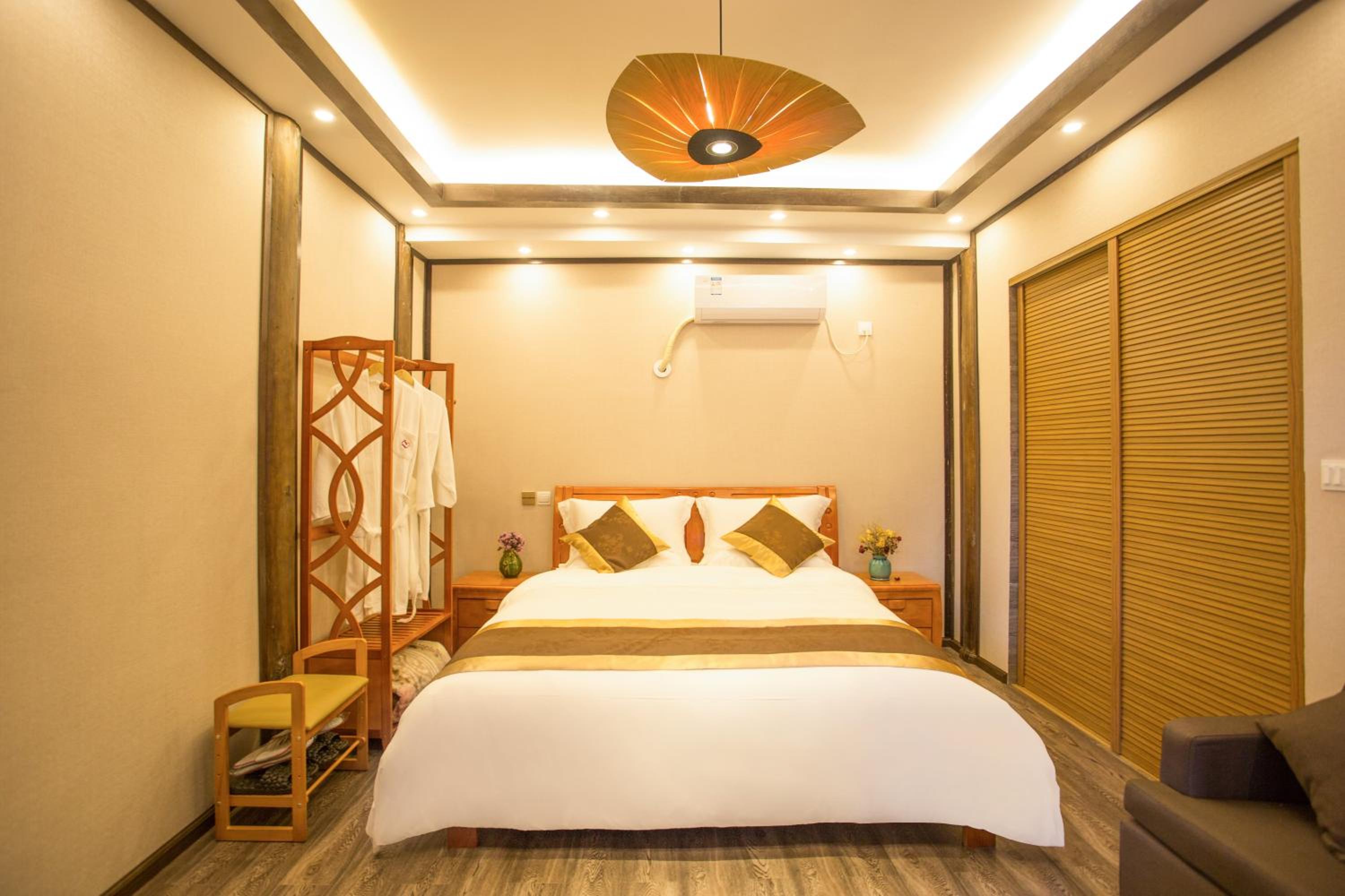 Tengchong Old Town Peace Inn