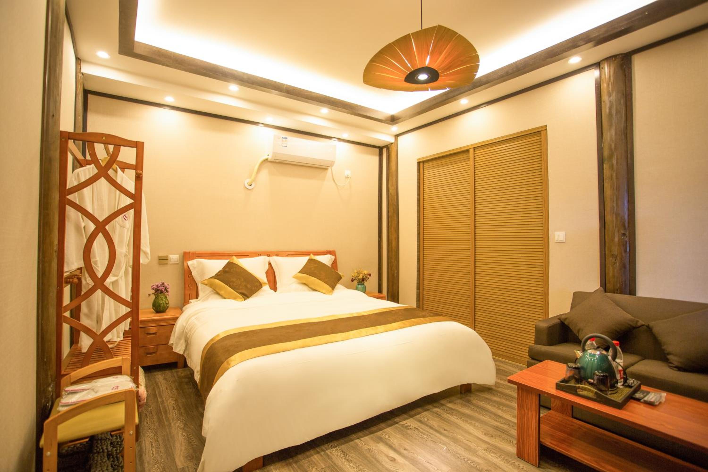 Tengchong Old Town Peace Inn