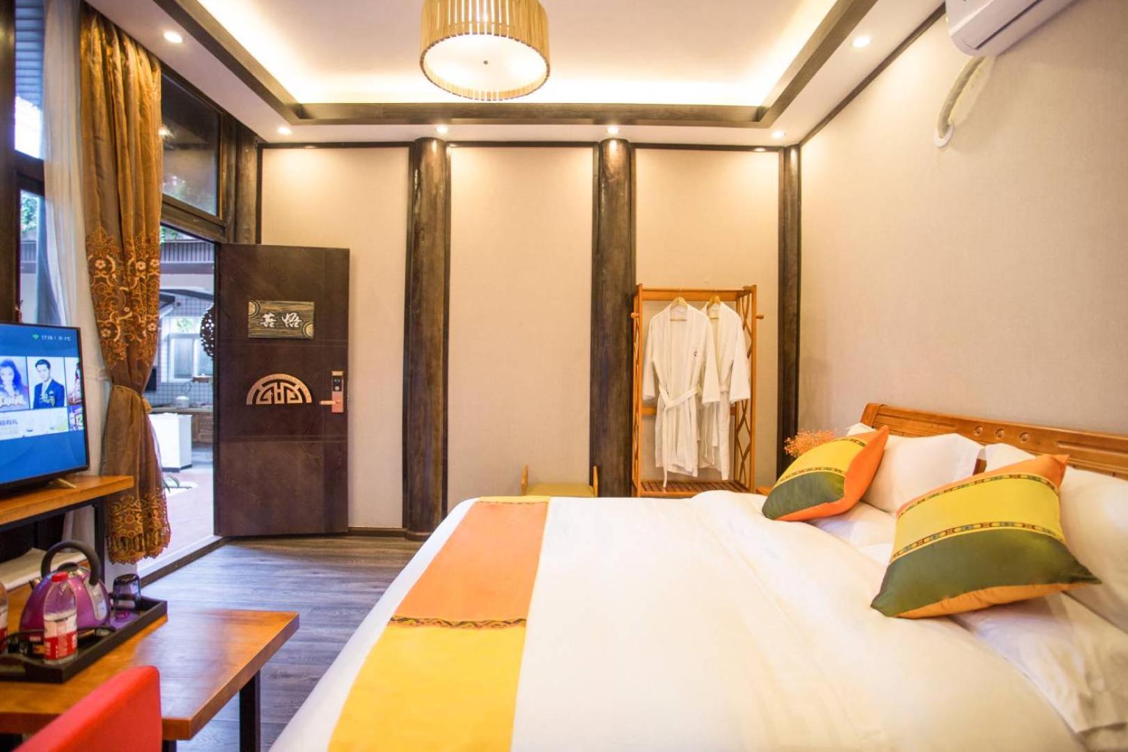 Tengchong Old Town Peace Inn