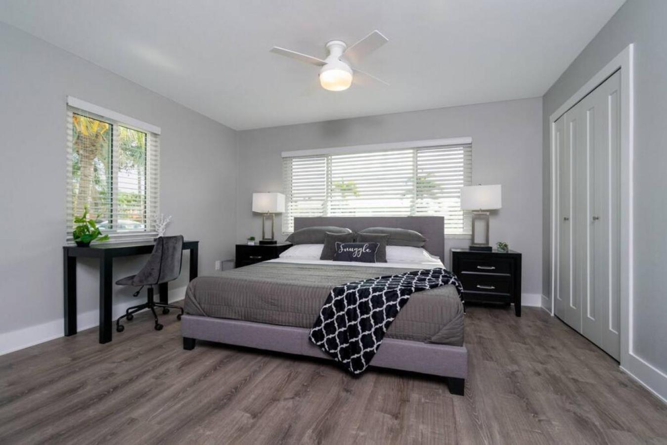 Villa Capri-Waterfront- Free Amenities-Heated Pool-Beach and Fishing Gear