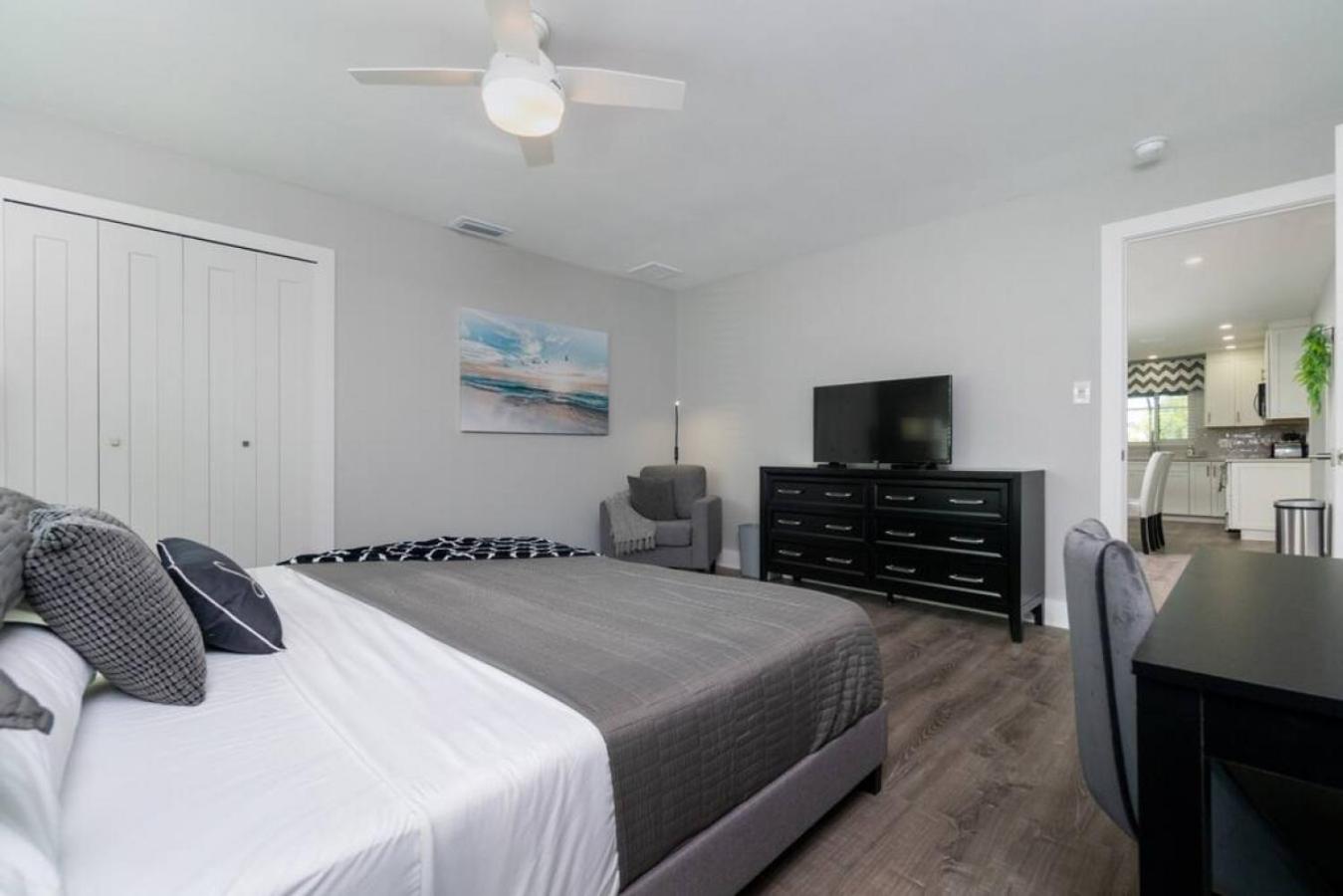 Villa Capri-Waterfront- Free Amenities-Heated Pool-Beach and Fishing Gear