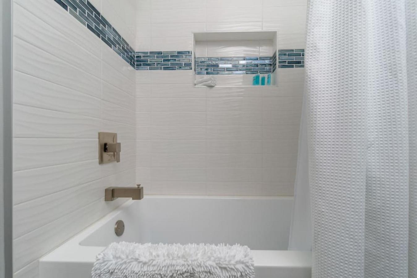 Villa Capri-Waterfront- Free Amenities-Heated Pool-Beach and Fishing Gear