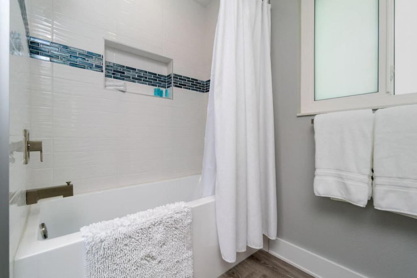 Villa Capri-Waterfront- Free Amenities-Heated Pool-Beach and Fishing Gear
