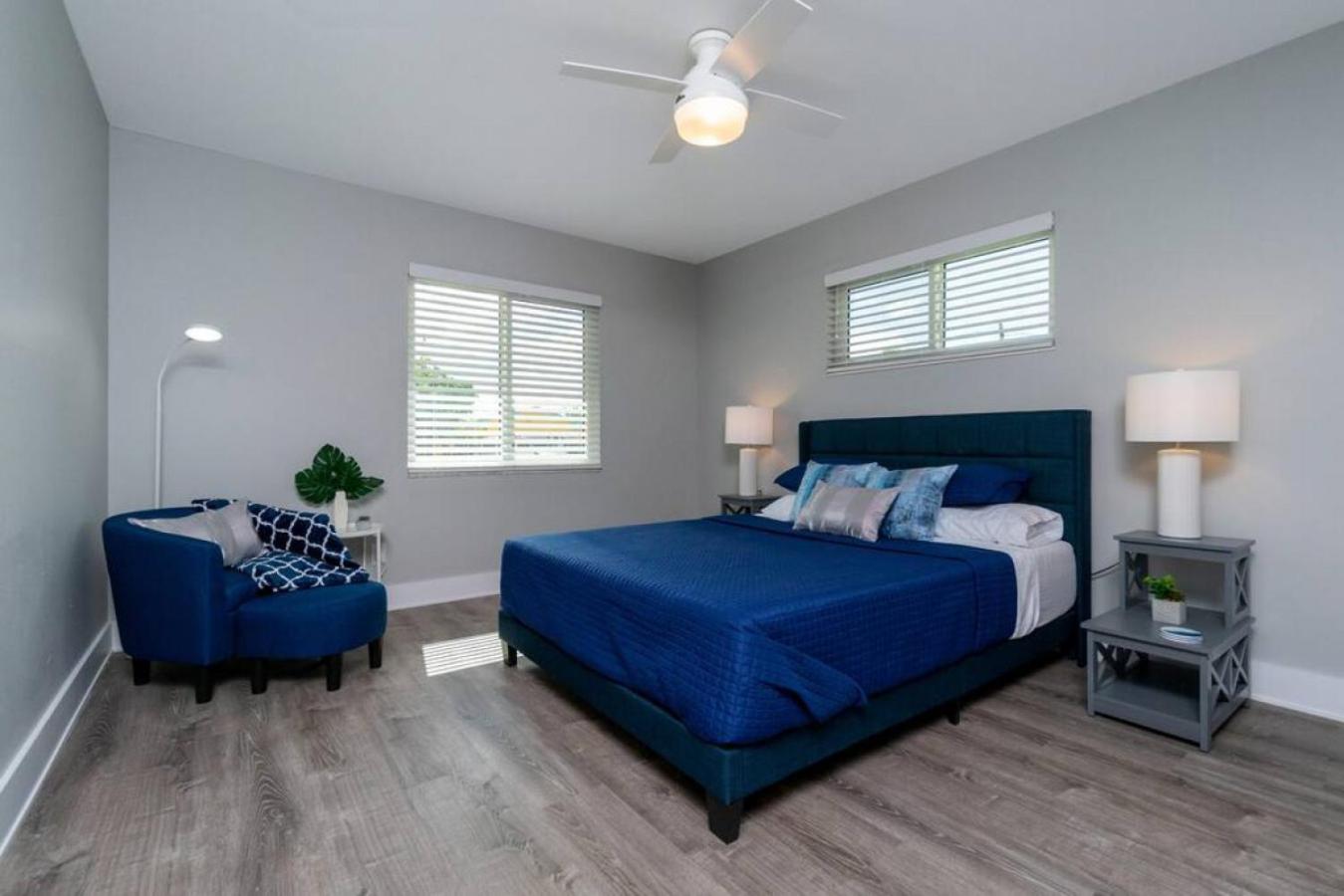 Villa Capri-Waterfront- Free Amenities-Heated Pool-Beach and Fishing Gear