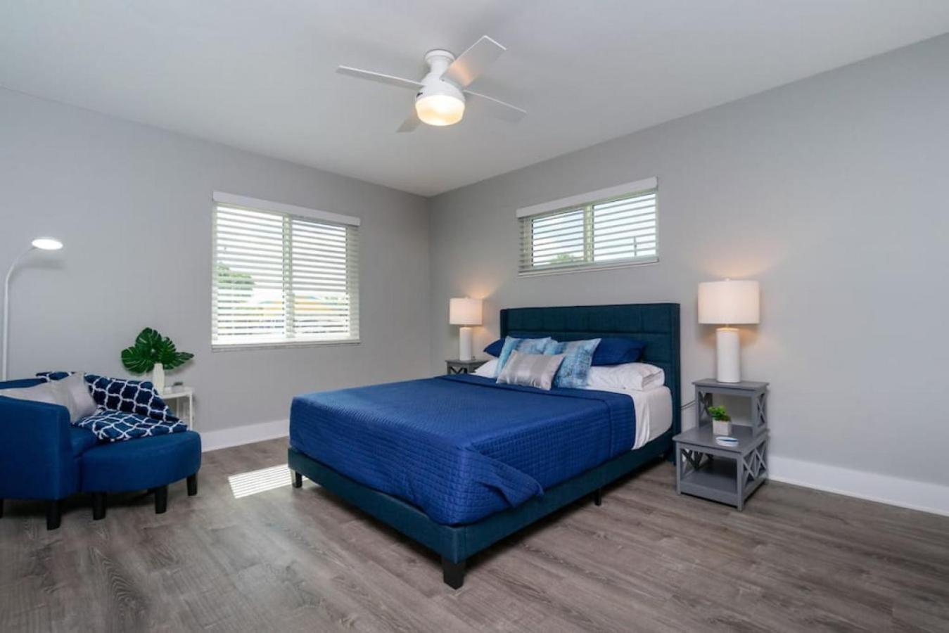 Villa Capri-Waterfront- Free Amenities-Heated Pool-Beach and Fishing Gear