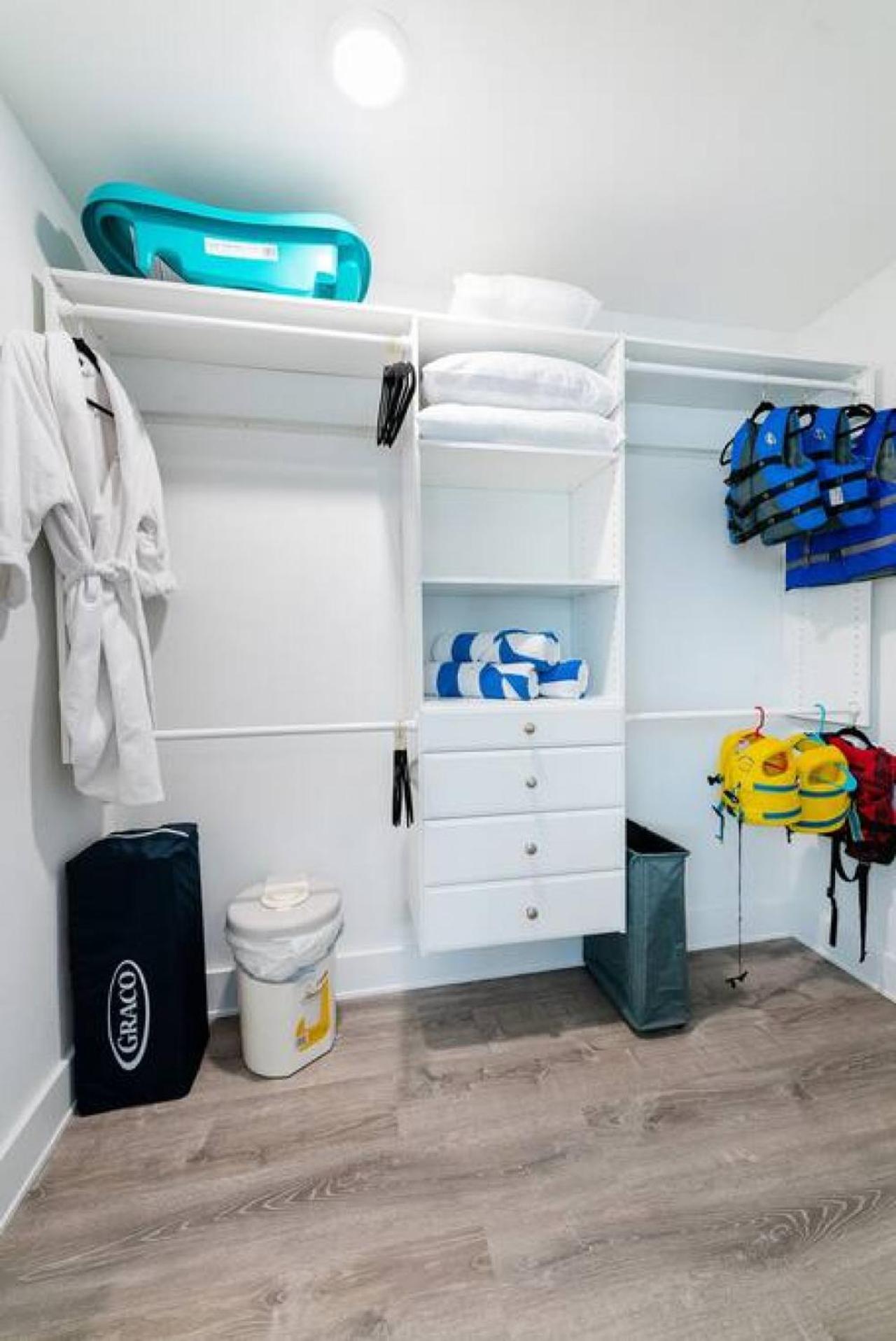Villa Capri-Waterfront- Free Amenities-Heated Pool-Beach and Fishing Gear