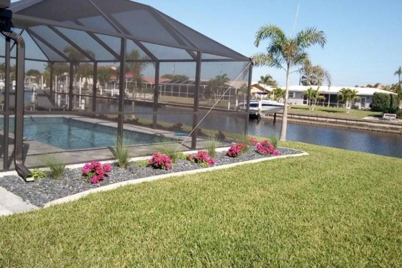 Villa Capri-Waterfront- Free Amenities-Heated Pool-Beach and Fishing Gear