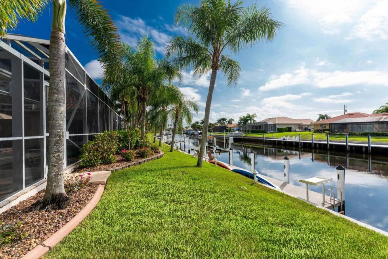 Villa Capri-Waterfront- Free Amenities-Heated Pool-Beach and Fishing Gear