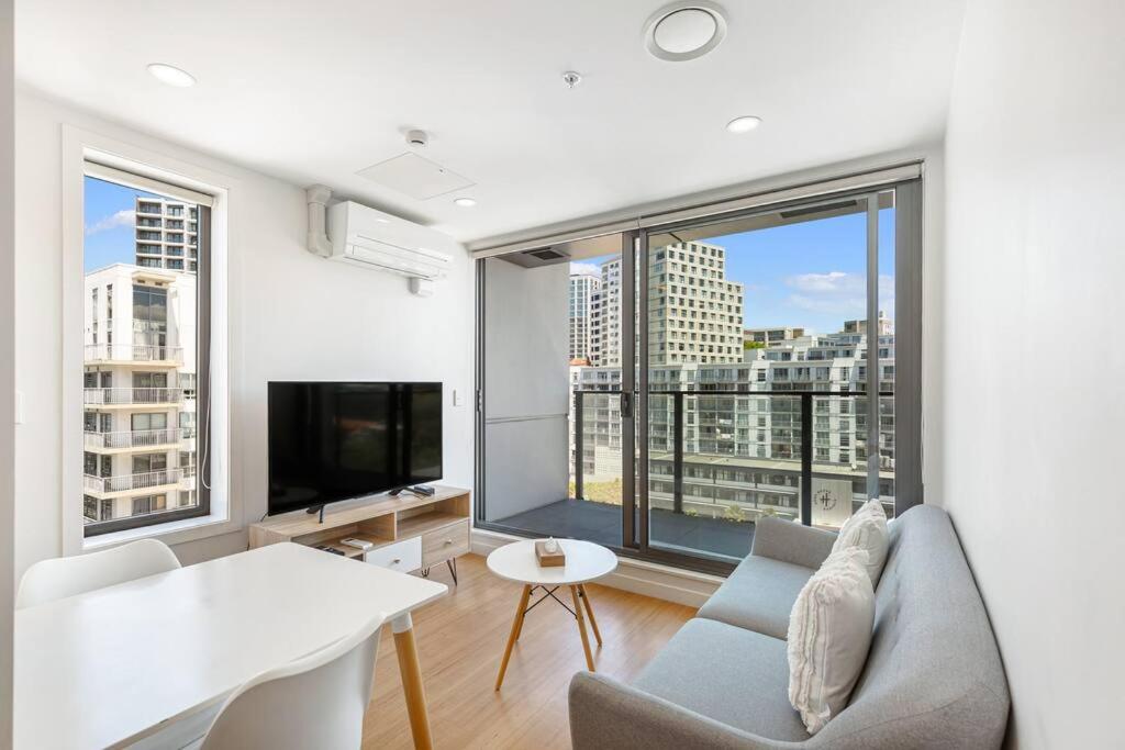 Queen St 1BR apartment with balcony + pool photo 3