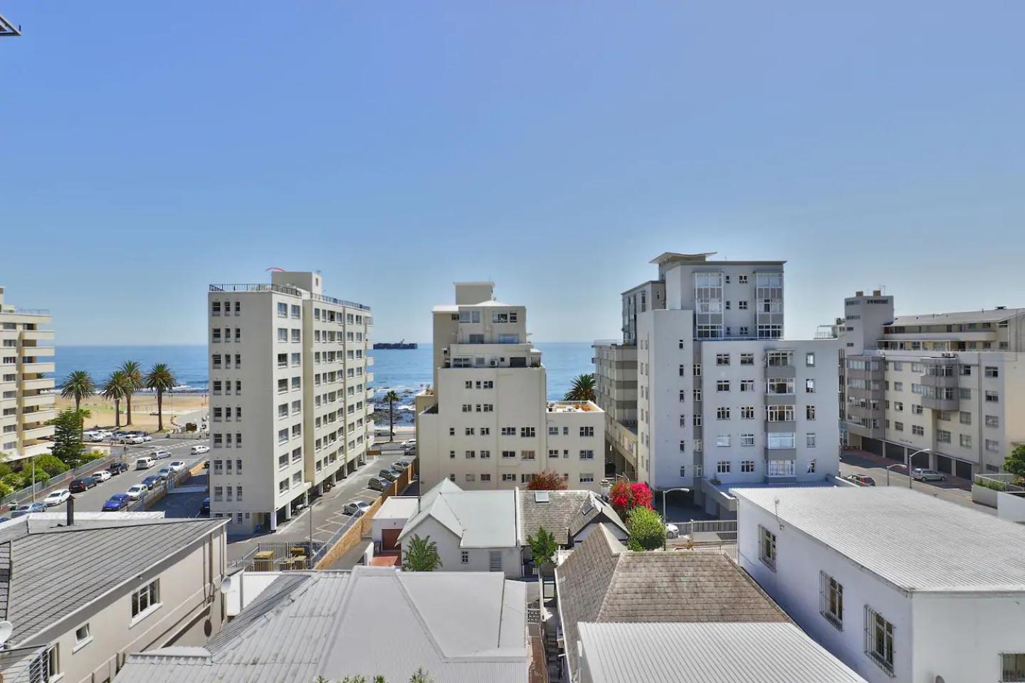 Stylish sea-facing apartment with underground parking