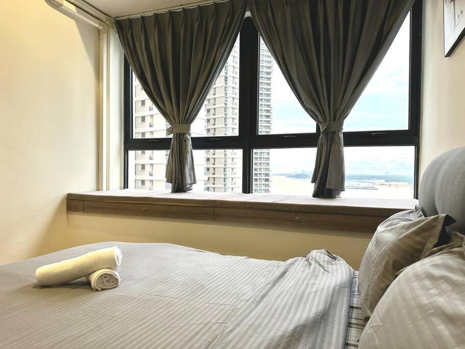 SeaView Danga Bay - Heart of City - by Cowidea