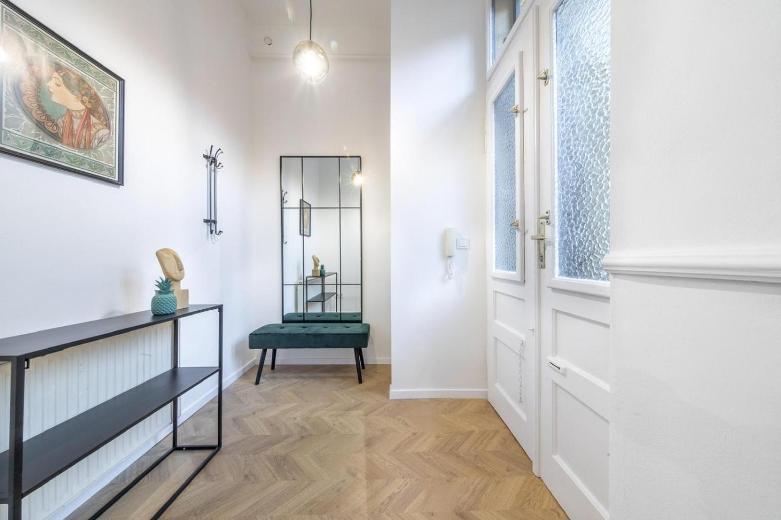 Sass Glamour Apartment Next To St Stephen Basilica S1 view 4