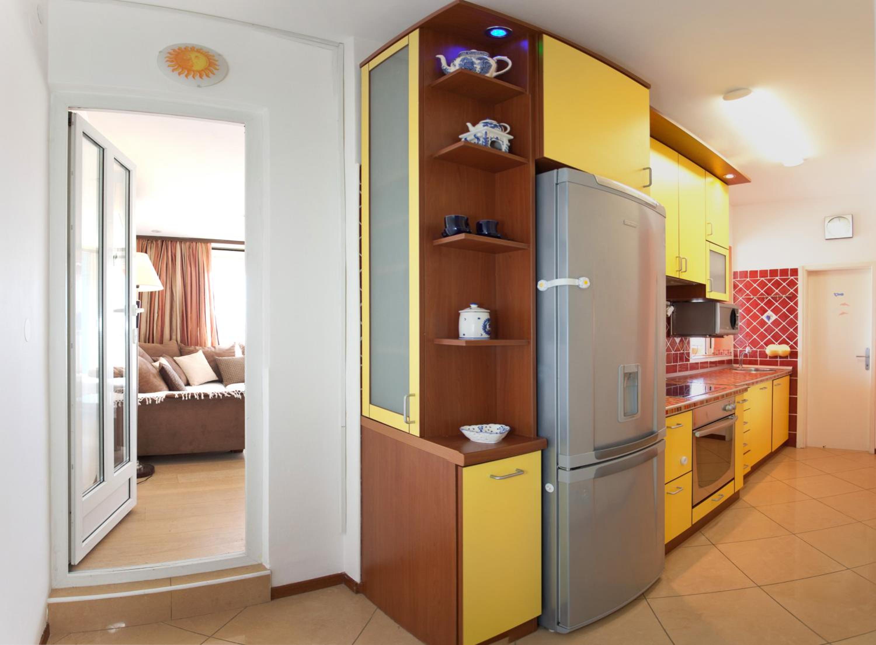 Apartments and Rooms Tudor en Split — kitchen