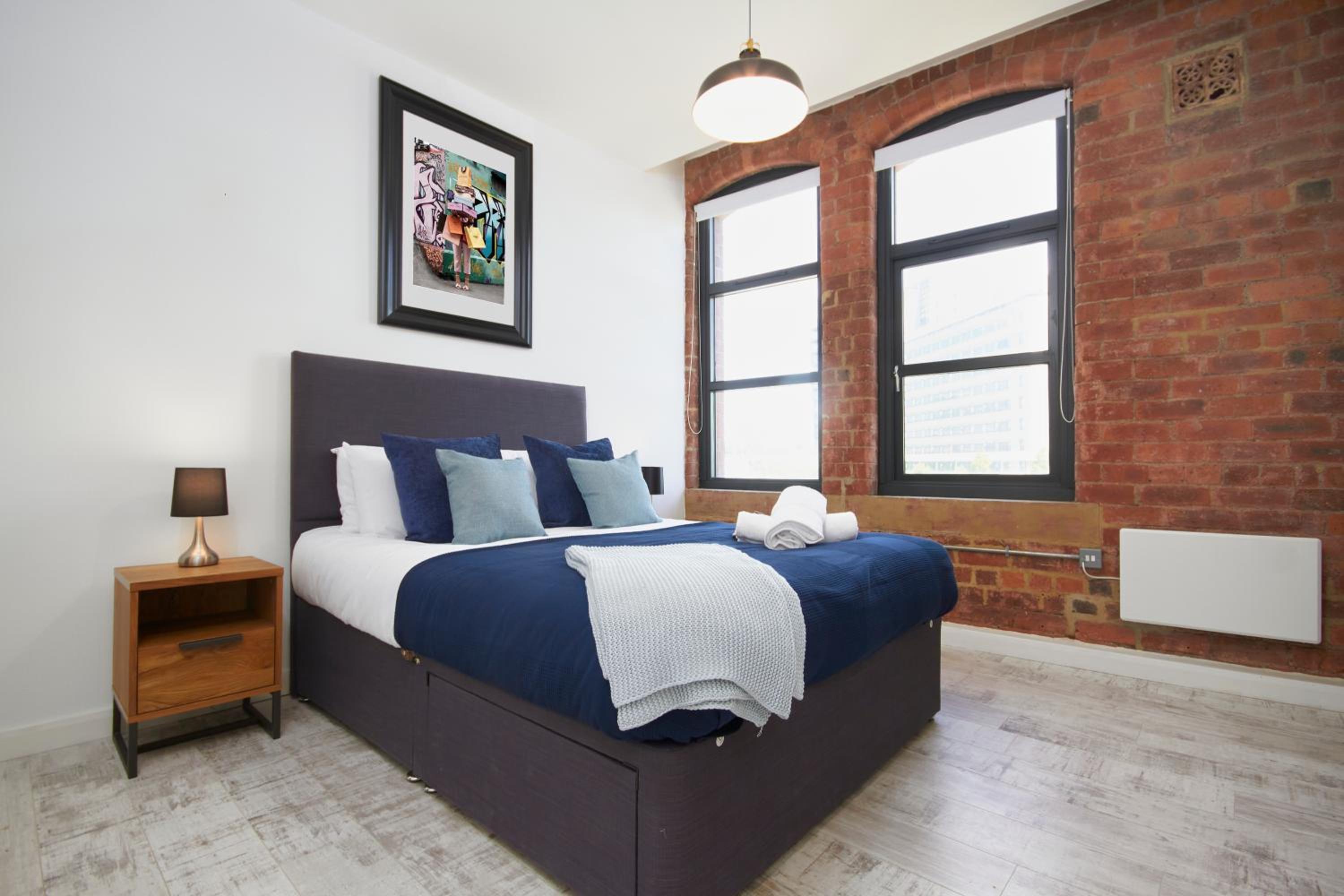 Sleek Manhattan Style Apartment in Central Leeds view 2