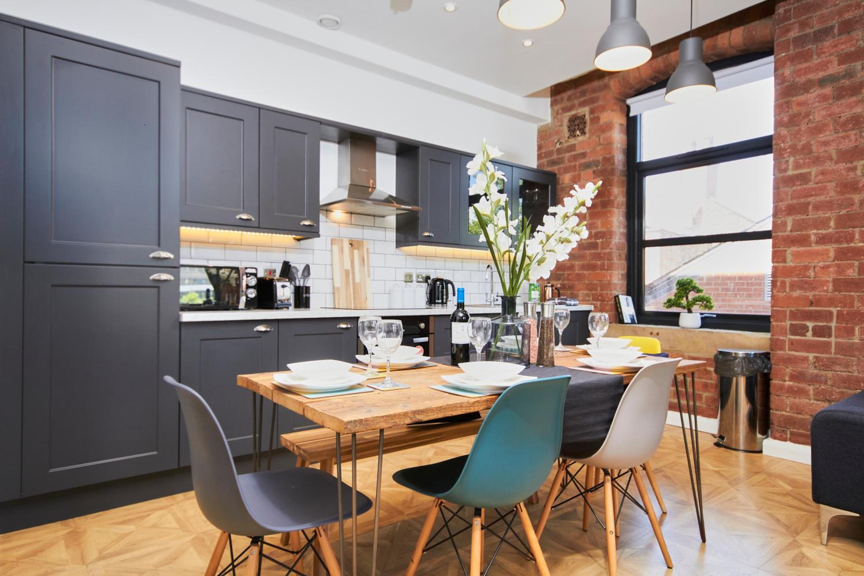 Sleek Manhattan Style Apartment in Central Leeds view 4